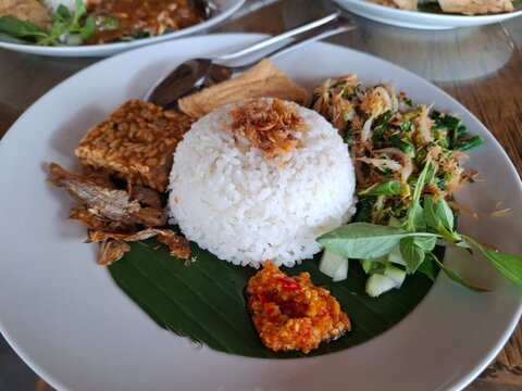 Indonesian traditional food called nasi urap.