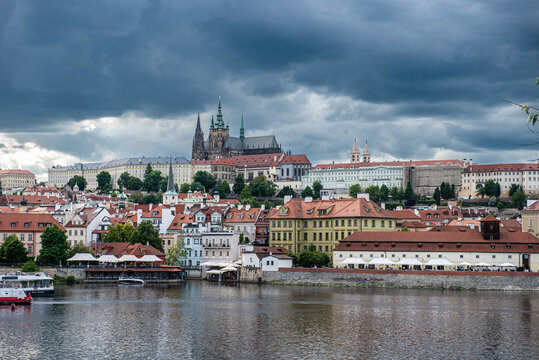 El castillo de Praga, el m&aacute;s grande del mundo y tambi&eacute;n una parte de la literatura