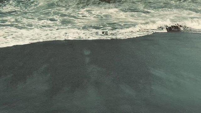 寄せては消える波の泡