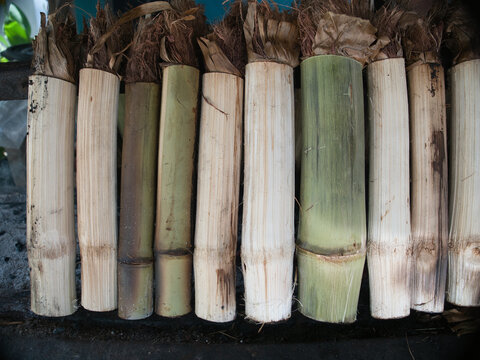 Making Khao Lam, a popular traditional Thai dessert.