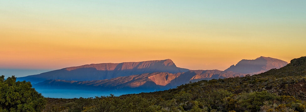 Lever de soleil sur le Piton des Neiges et le Grand B&eacute;nare depuis le Piton de la Fournaise, La R&eacute;union"