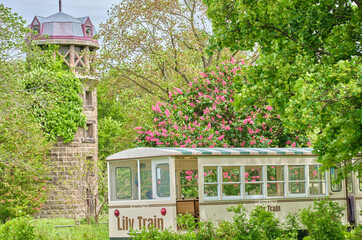 百合が原公園を走るリリートレインとサイロ展望台　Lily Train and the silo tower at Yurigahara Park © FRAGMENTSOFHOKKAIDO