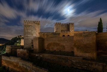 Naklejka premium Muralla de la antigua Alcazaba nazarí de la alhambra de Granada, Andalucía 