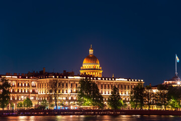 Fototapeta premium Magnificent view of St. Isaac's Cathedral at night.