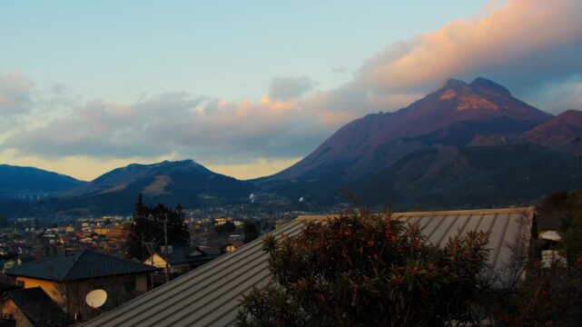 早朝の由布岳