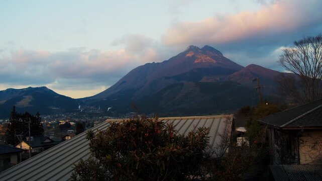 夕暮れの由布岳