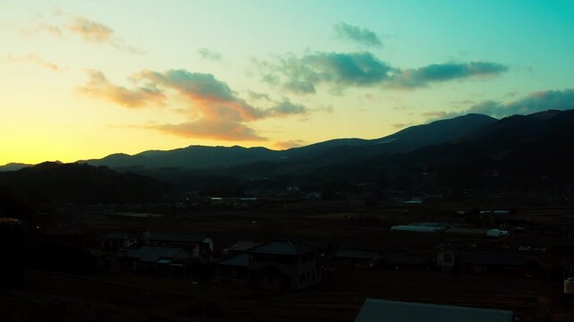 夕暮れの由布院の山並みと田園風景