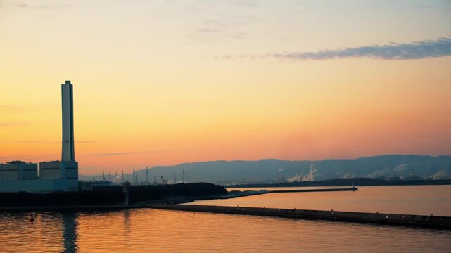船から見る早朝の港と朝日の風景