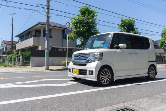 走行中の軽乗用車(軽ハイトワゴン)