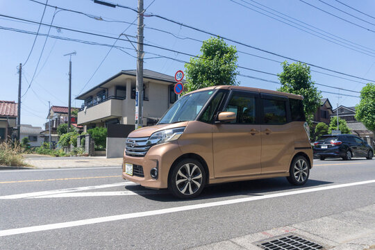トールワゴン　軽自動車　道路走行中