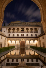 Obraz premium Noche en el patio de la Alberca en la Alhambra, Andalucía