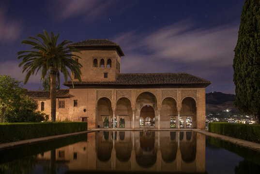 Vista nocturna del partal de la alhambra, Granada