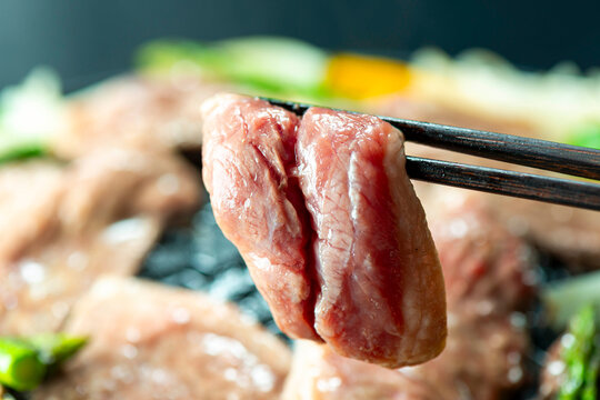 北海道名物ジンギスカン・専用鍋でラム肉と野菜を焼く