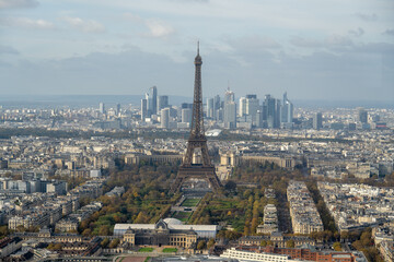Obraz premium Eiffel Tower view with La Défense skyline, Paris