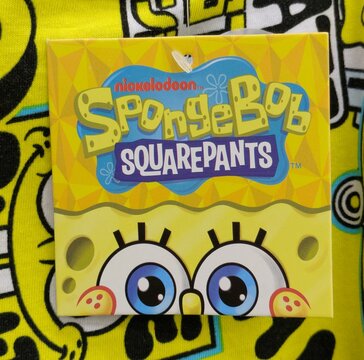 Vista de cerca de etiqueta con la cabeza de SpongeBob SquarePants, en camiseta en tienda Primark de Madrid, Espa&ntilde;a, 20 de abril de 2026	