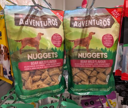 Expositor con bolsas de comida para perros Nuggets de Adventuros de Purina en tienda Normal en Madrid, Espa&ntilde;a, 20 de abril de 2026