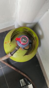 LPG Gas Cylinder with Pressure Regulator and Hose Connection