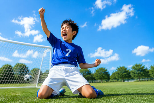 ゴールを決めて歓喜する少年サッカー選手と成功体験のイメージ