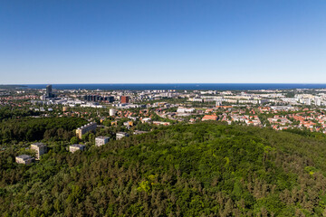 Panorama osiedla Niedźwiednik w Gdańsku otoczonego lasem © BlackMediaHouse