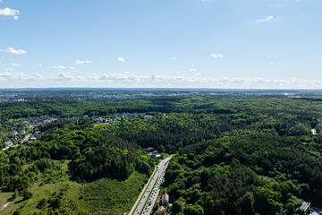 Panorama osiedla Niedźwiednik w Gdańsku otoczonego lasem © BlackMediaHouse