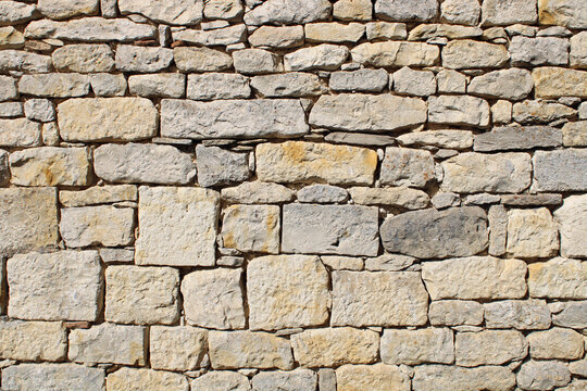 Mur en pierres joint&eacute;es