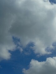 Obraz premium Large fluffy cumulus clouds forming a dramatic sky landscape.