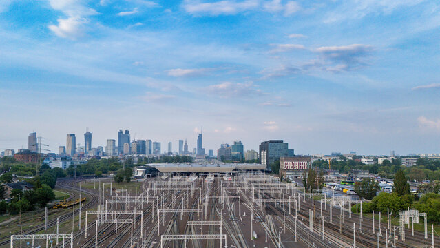 Warszawa Zachodnia stacja kolejowa i panorama wieżowc&oacute;w w tle -  Dworzec - Piękna lotnicza perspektywa