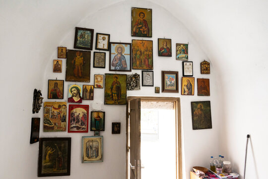  Ikonen in der griechisch orthodoxen Kapelle Agios Georgius einem Ausgangspunkt zum Geisterdorf Palao Pyli - Insel Kos, Griechenland