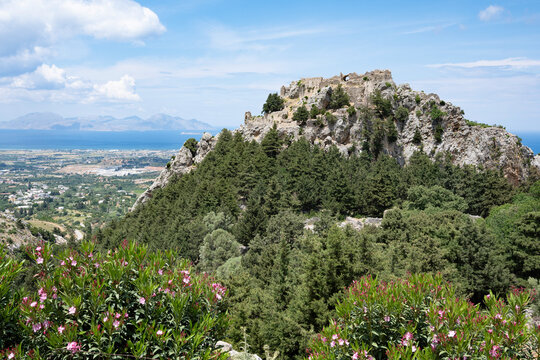 Blick auf eine alte byzantinische Festung  , welche &uuml;ber dem vor 200 Jahren aufgegebenen Dorf Paleo Pyli tront- Insel Kos, Griechenland