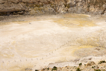Blick in die Tiefe des gewaltigen  Stefanuskraters im Vulkan mit Personen im Krater -  Insel Nissiros, Griechenland © Thomas