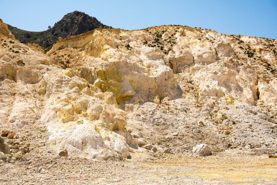 Gebleichte Lava mit Schwefelanteilen im Stefanoskrater  des Vulkans auf der griechischen Vulkaninsel  Nissiros