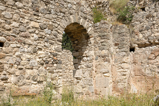 Zugang zu einem ehemaligen Heilbad  im Asklepieion, einem antiken Heiligtum der Heilkunst auf der griechischen Insel Kos. Im 5. Jahrhundert vor Christi war die Anlage ein Wallfahrtsort f&uuml;r Kranke