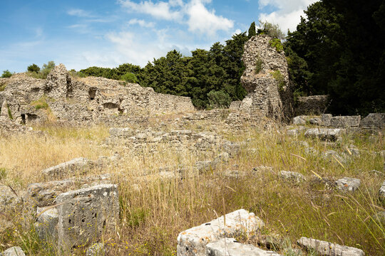 Antike Ruinen  im Asklepieion, einem antiken Heiligtum der Heilkunst auf der griechischen Insel Kos. Im 5. Jahrhundert vor Christi war die Anlage ein Wallfahrtsort f&uuml;r Kranke