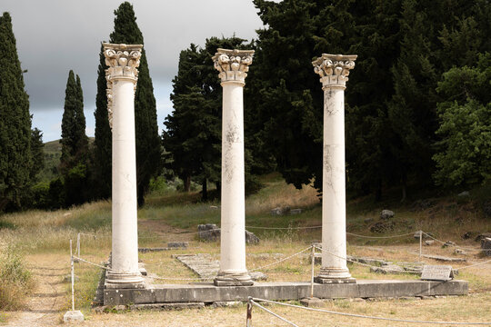 Drei &uuml;ber 2000 Jahre gut erhaltene Pfeiler im Asklepieion, einem antiken Heiligtum der Heilkunst auf der griechischen Insel Kos. Im 5. Jahrhundert vor Christi war die Anlage ein Wallfahrtsort f&uuml;r Kran