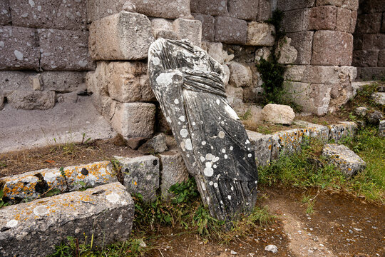 Jahrtausende alte Skulptur im Asklepieion, einem antiken Heiligtum der Heilkunst auf der griechischen Insel Kos. Im 5. Jahrhundert vor Christi war die Anlage ein Wallfahrtsort f&uuml;r Kranke