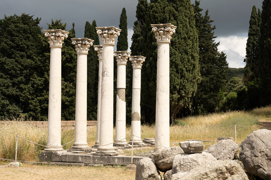 &Uuml;ber 2000 Jahre gut erhaltene Pfeiler im Asklepieion, einem antiken Heiligtum der Heilkunst auf der griechischen Insel Kos. Im 5. Jahrhundert vor Christi war die Anlage ein Wallfahrtsort f&uuml;r Kranke