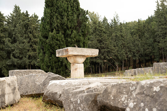 Gut erhaltenes Detail, vermutlich ein Opferaltar, im Asklepieion, einem antiken Heiligtum der Heilkunst auf der griechischen Insel Kos. Im 5. Jahrhundert vor Christi war die Anlage ein Wallfahrtsort f