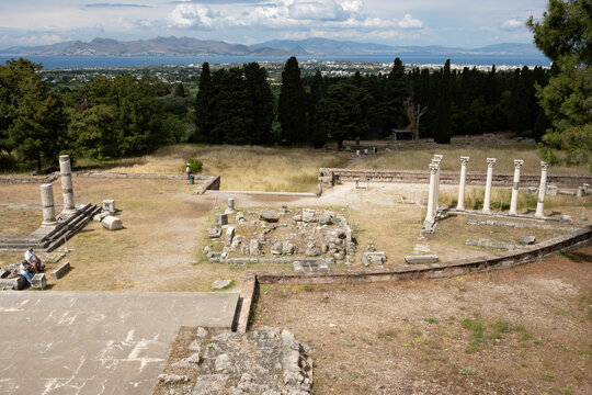 Blick auf das Asklepieion, ein antikes Heiligtum der Heilkunst auf der griechischen Insel Kos. Im 5. Jahrhundert vor Christi war die Anlage ein Wallfahrtsort f&uuml;r Kranke