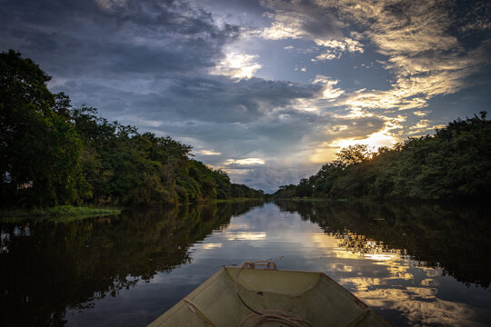 Paseo en canoa por un misterioso pero lindo r&iacute;o en los llanos orientales de Colombia.