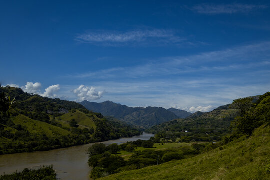 Ca&ntilde;&oacute;n del r&iacute;o Cauca desde las monta&ntilde;as de Antioquia, Colombia. 