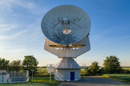 Aerial view of Satelliten-Messstelle Leeheim satellite dish antenna standing in a rural field under a clear blue sky in Riedstadt, Hessen, Germany.