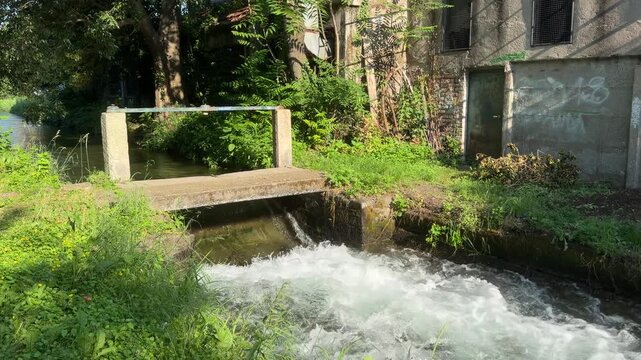 ruscello nella campagna di sedriano in italia
