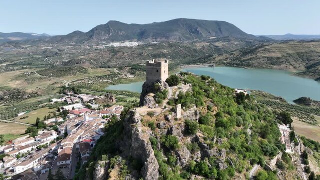 Municipio de Zahara de la Sierra y su hermoso castillo en la cima del cerro, Andaluc&iacute;a