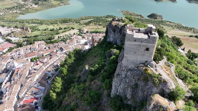 Municipio de Zahara de la Sierra y su hermoso castillo en la cima del cerro, Andaluc&iacute;a