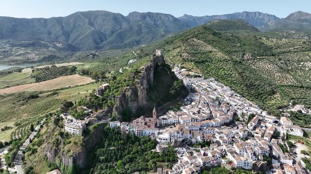 Municipio de Zahara de la Sierra en el parque natural de Grazalema, Espa&ntilde;a