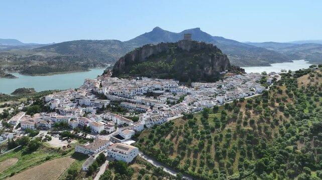 Municipio de Zahara de la Sierra en el parque natural de Grazalema, Espa&ntilde;a