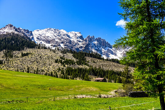 Dolomiten, Latemargruppe, Latemar, Latemarspitze, Karersee, Lago di Carezza, Bergsee, Wanderweg, Berge, Eggental, Karerpass, S&uuml;dtirol, Fr&uuml;hling, Sommer, Italien