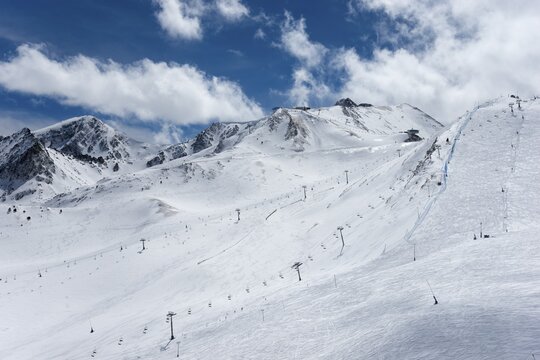 Winterliches Skigebiet in den Bergen mit Skiliften und blauem Himmel, Skigebiet, Landschaft bei El Pas de la Casa, Pyr&eacute;n&eacute;es-Orientales, Encamp, F&uuml;rstentum Andorra, Pyren&auml;en