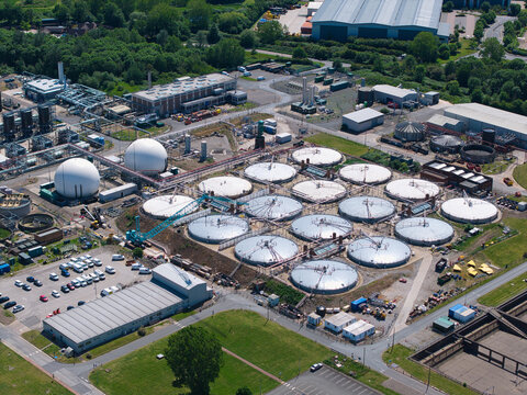 Aerial view of the Severn Trent Water - Minworth facility with circular clarifier tanks and spherical gas holders Birmingham, England, United Kingdom.