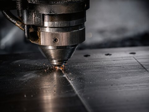 CNC cutting head laser with molten metal sparks